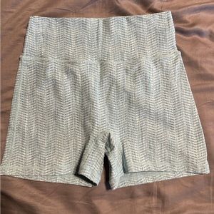 Like New P’tula Peak 4” Shorts size L